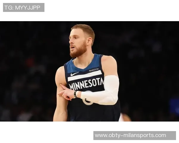 迪文岑佐全场表现出色15投7中三分球命中率高达45贡献21分助力球队胜利