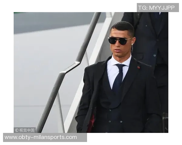 C罗分享回归葡萄牙国家队的帅气照片墨镜加持魅力十足