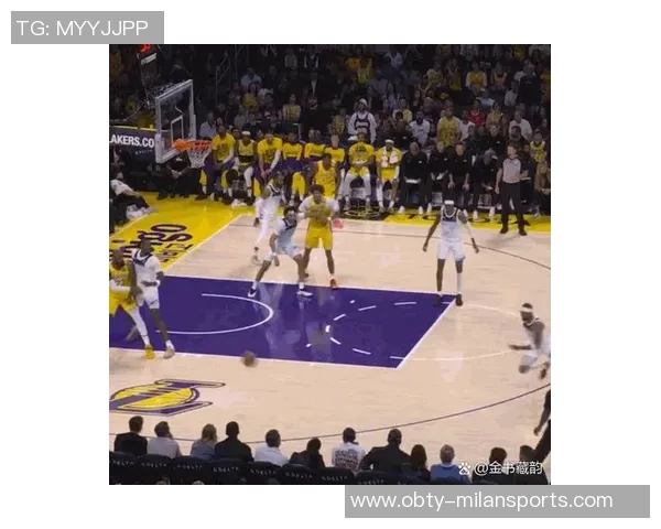 詹姆斯替补席上显不满情绪频频起身运球引发关注