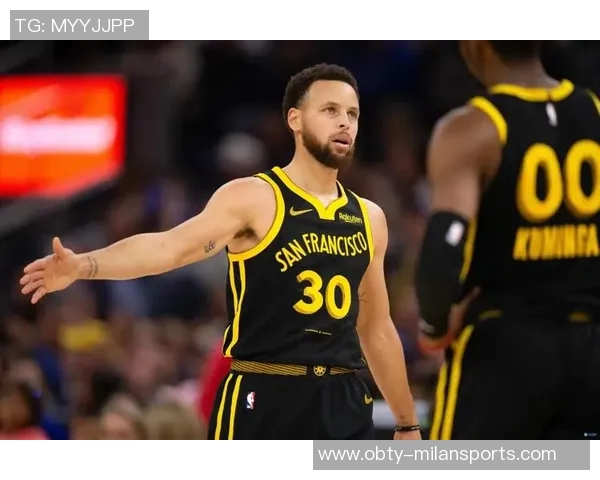 库里分享11张圣诞大战回忆照克莱一哥保罗同框老詹三度现身引热议