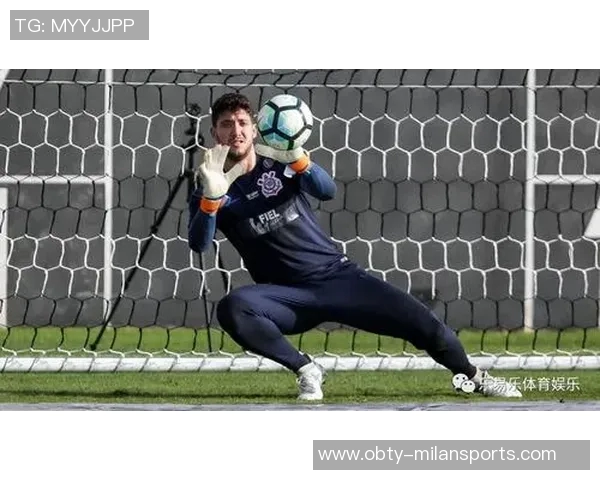 克鲁塞罗门将卡西奥遭队友膝盖撞击意外休克紧急被换下